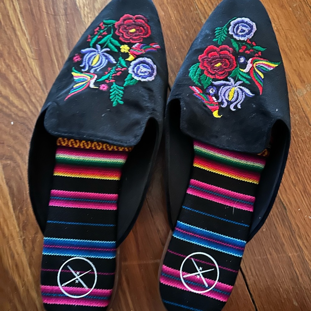 Inkkas Black Floral Embroidered Flats